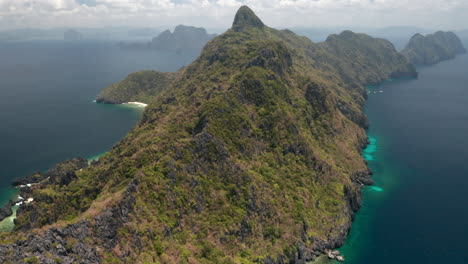 Drone-shot-going-up-by-Matinloc-Island-an-deserted-Island-nearby-El-Nido,-Palawan,-Pilippines