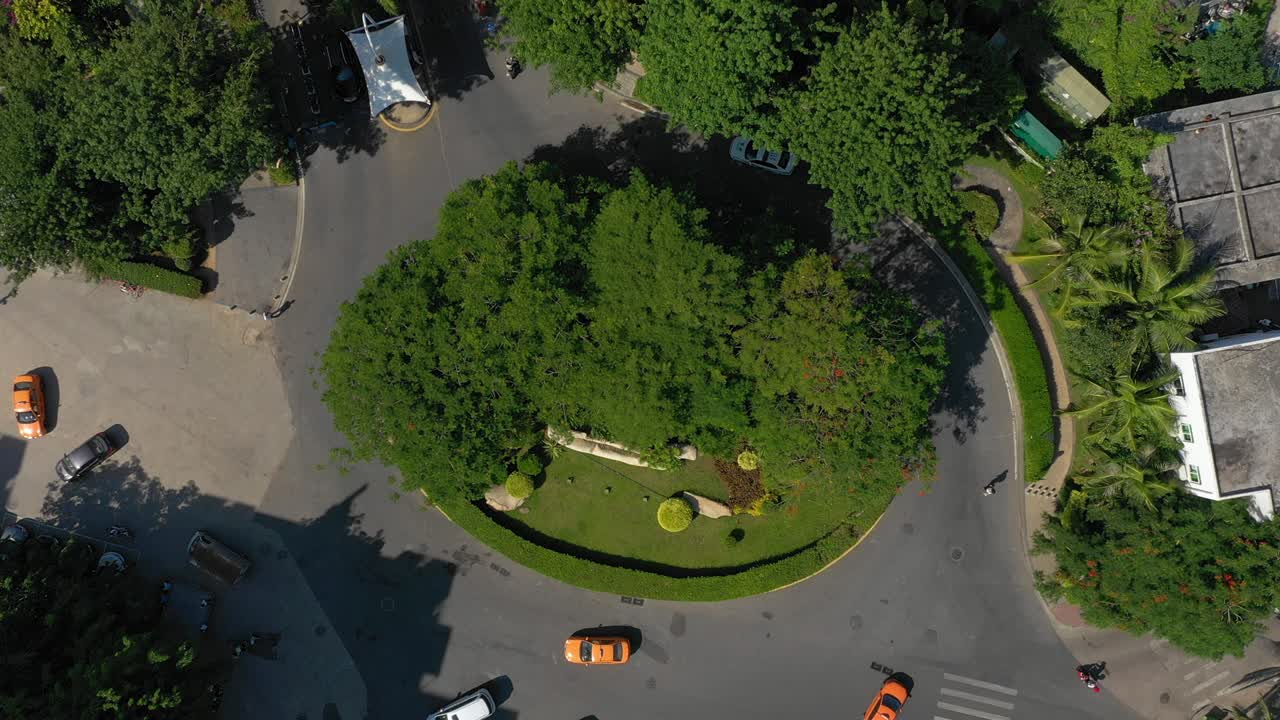 día soleado naya ciudad tráfico calle círculo aéreo topdown panorama 4k hainan china