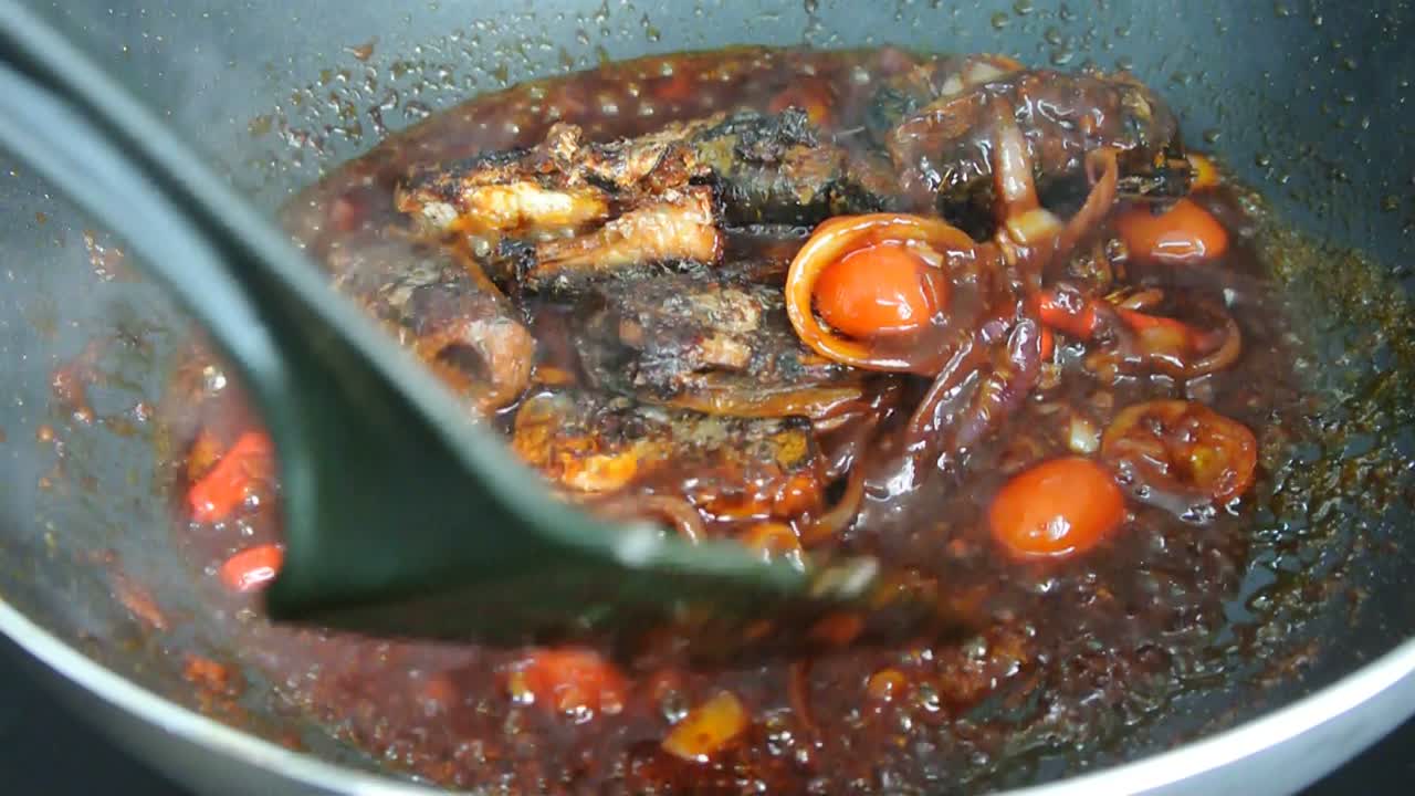 sardinas enlatadas en salsa de soja frita