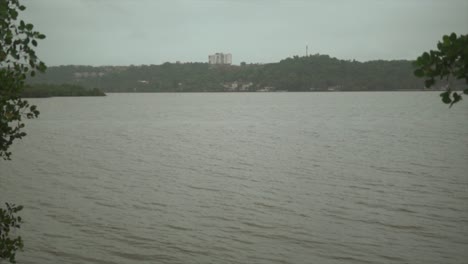 Una-Toma-Escénica-Con-Vistas-A-Un-Río-Mondovi-Vacío-En-Un-Día-Gris,-Sombrío-Y-Miserable,-Goa,-India