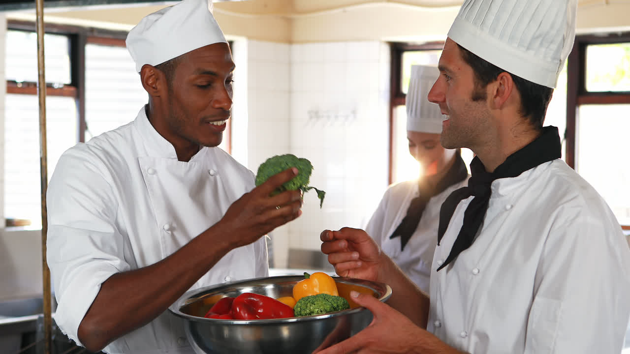 jefe de cocina y su equipo inspeccionando las verduras