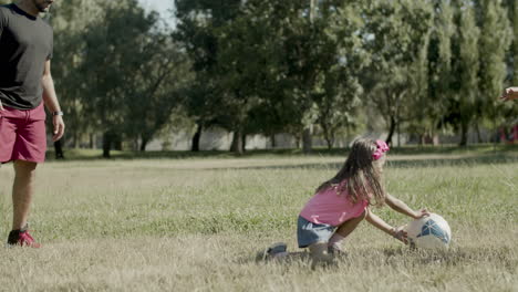 Papá-Con-Discapacidad-Jugando-A-La-Pelota-Con-Su-Hija-Y-Su-Hijo-En-El-Césped