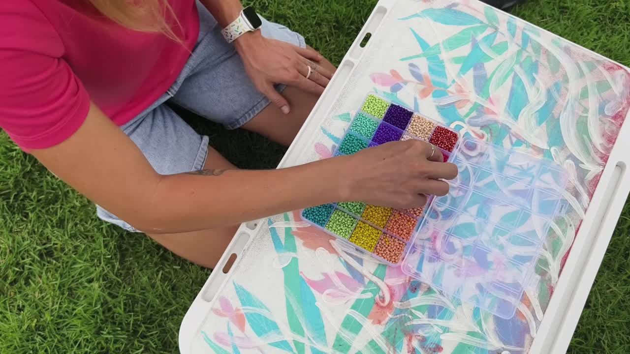 mujer con cuentas en un jardín