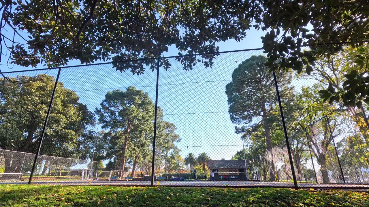 플래그스타프 가든의 테니스 코트에서 이 나는 날