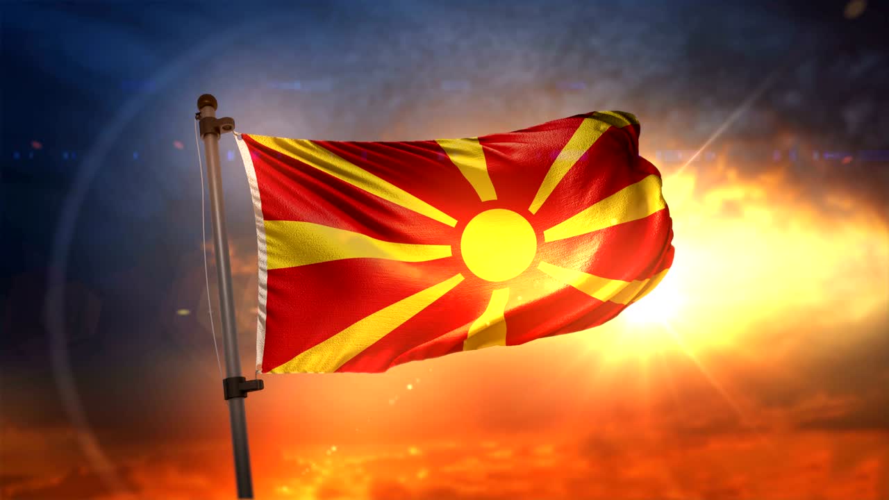 bandera de la república de macedonia retroiluminada en el hermoso amanecer bucle cámara lenta 4k