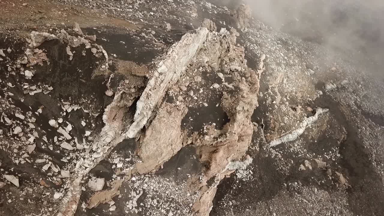 el volcán activo más alto de europa, etna, el lado salvaje - acantilados