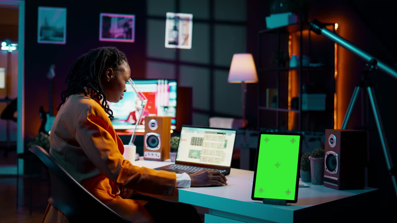 estudiante de negocios afroamericano mirando una pantalla verde aislada
