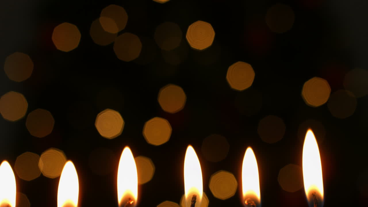 las velas encendidas en la época de navidad