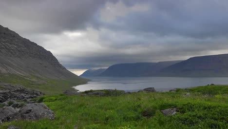 Zeitraffer-Von-Zyklonwolken-über-Fjord-Und-Bergen