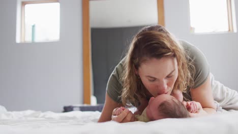 Video-De-Una-Feliz-Madre-Caucásica-Besando-A-Un-Bebé-Recién-Nacido