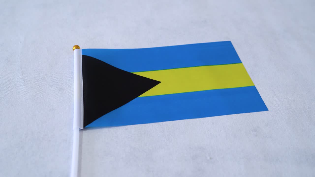 Flagge des Commonwealth der Bahamas auf weißem Hintergrund