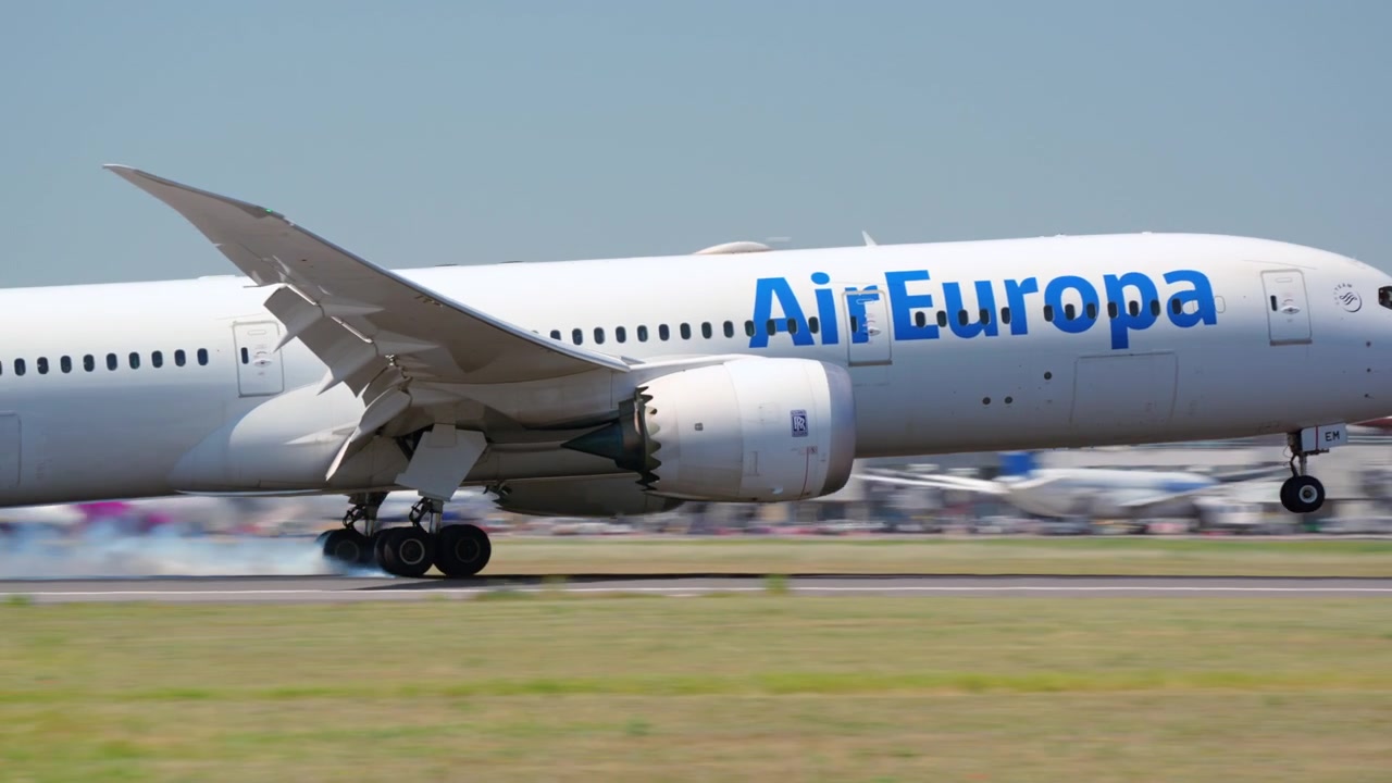 Aereo passeggeri Air Europa in atterraggio su pista aeroportuale