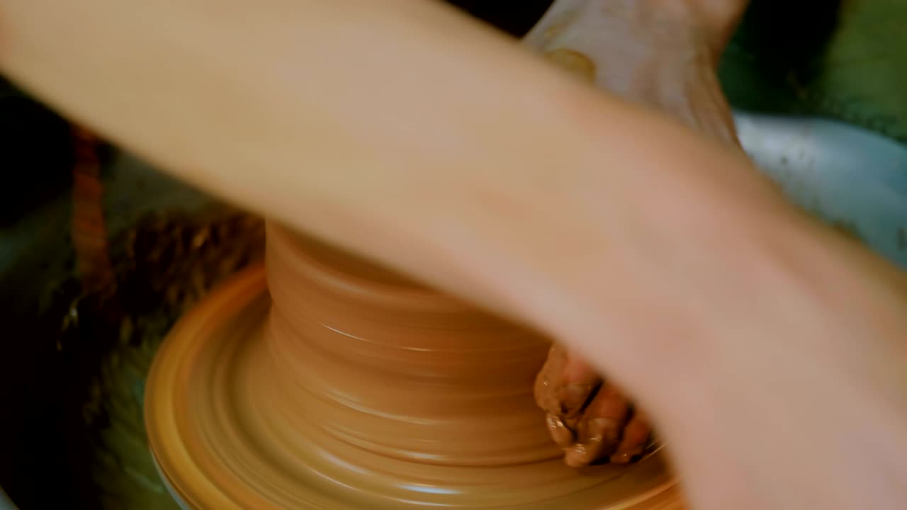 hombre profesional alfarero haciendo cuenco en taller de cerámica