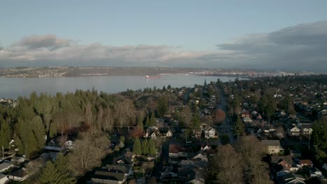 drone volando sobre una ciudad pacífica con un paisaje marino de fondo en el distrito de proctor, extremo norte de tacoma, washington