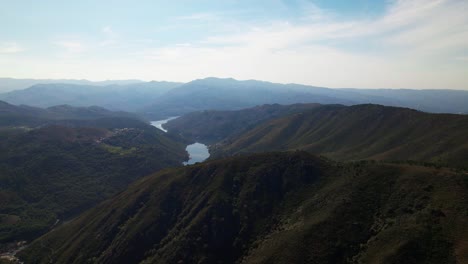 Gebirgstal-Und-Hügel-In-Portugal