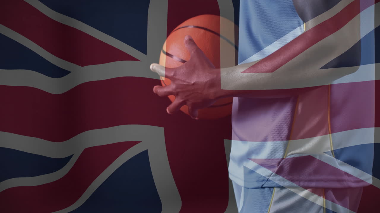 animación de la bandera de reino unido sobre el baloncesto masculino biracial sosteniendo la pelota