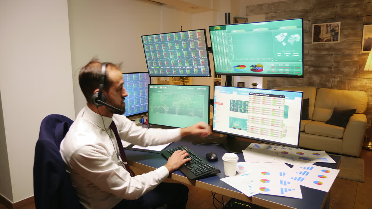 hombres de negocios que negocian acciones en línea mientras la economía se derrumba