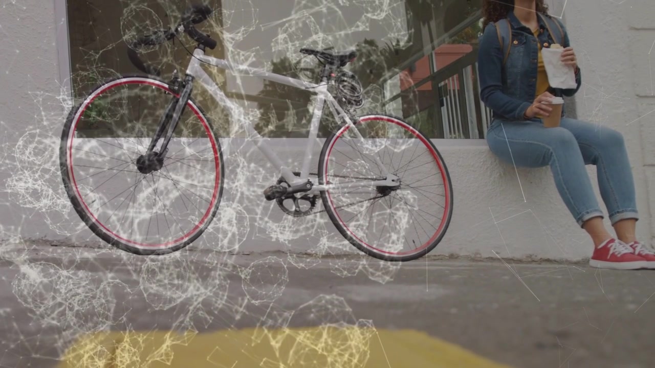 Mulher sentada em uma borda segurando café e uma bolsa, enquanto uma partícula aparece, subindo sobre uma bicicleta para marketing.