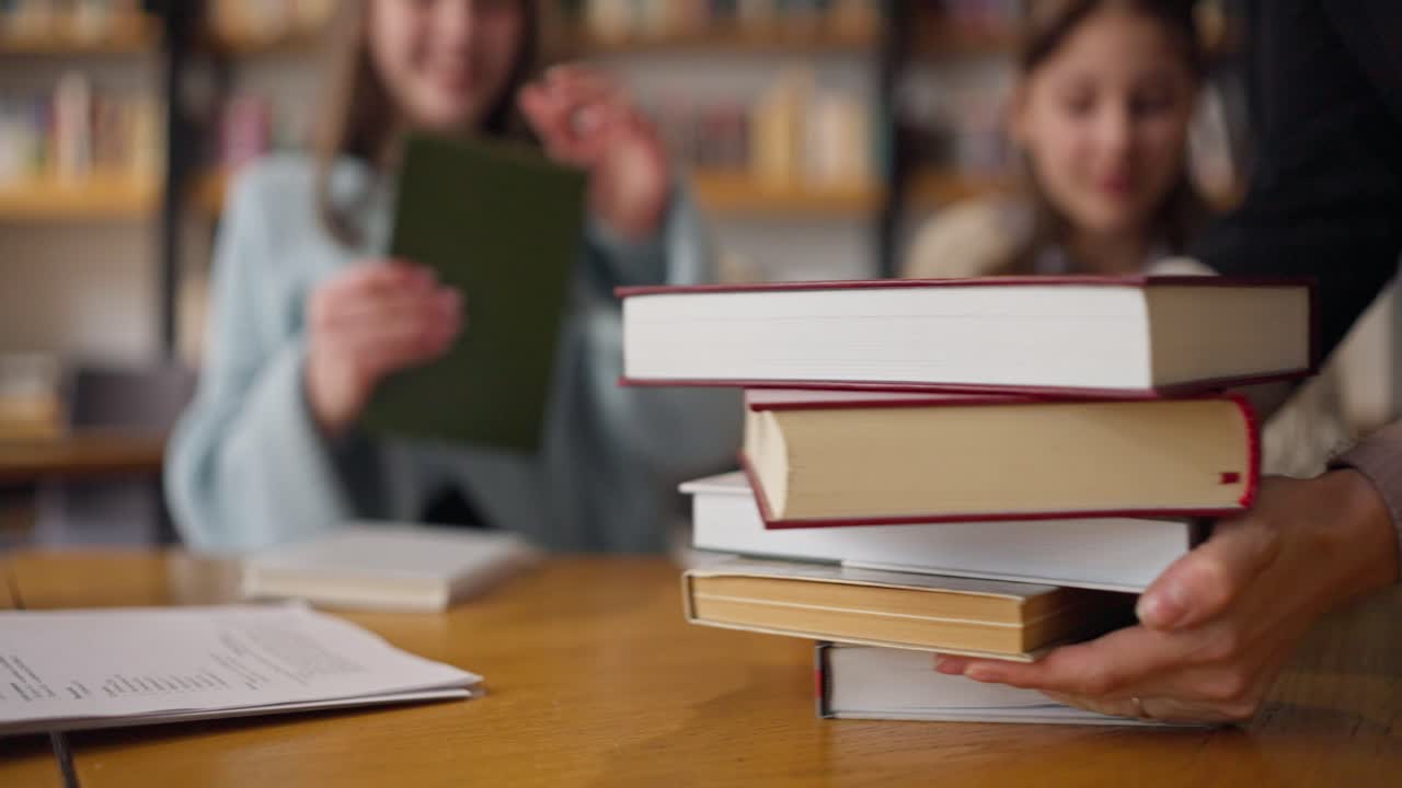 estudiantes que estudian en la biblioteca