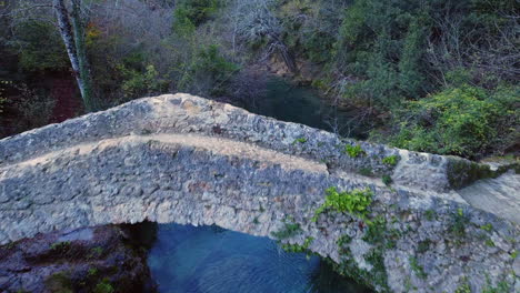 Bosque,-Río-Y-Un-Puente-Desde-Arriba,-Disparos-De-Drones