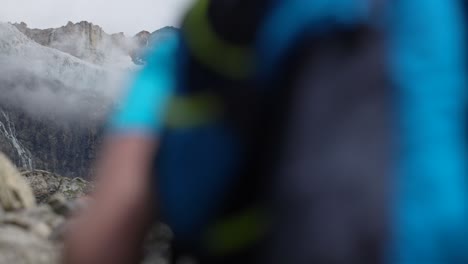 Wanderer-Geht-Auf-Dem-Felsigen-Weg-Zum-Fellaria-Gletscher-In-Valmalenco,-Italien