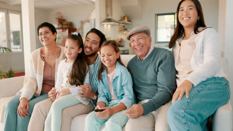 Familia-Feliz,-Relajada-Y-Numerosa-Viendo-La-Televisión-En-Un-Sofá