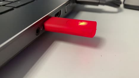 Blinking-USB-stick-in-a-laptop