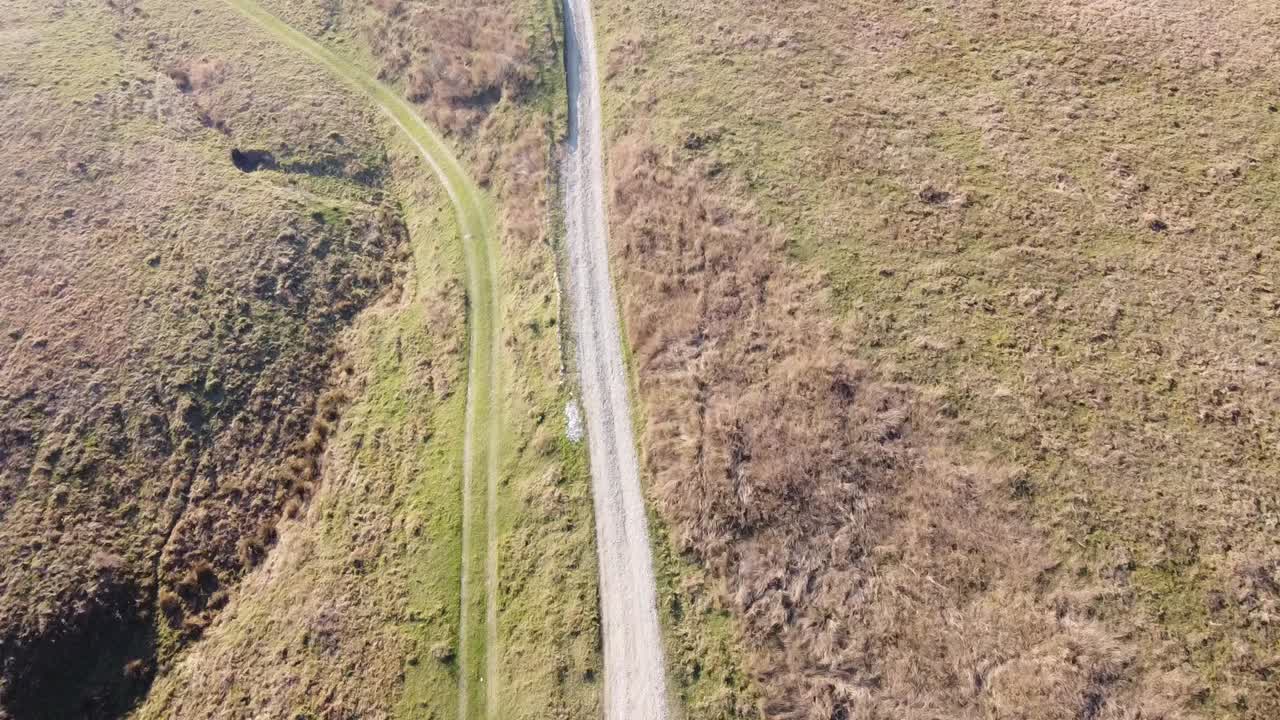 vista aérea de las colinas del país al atardecer en la temporada de otoño