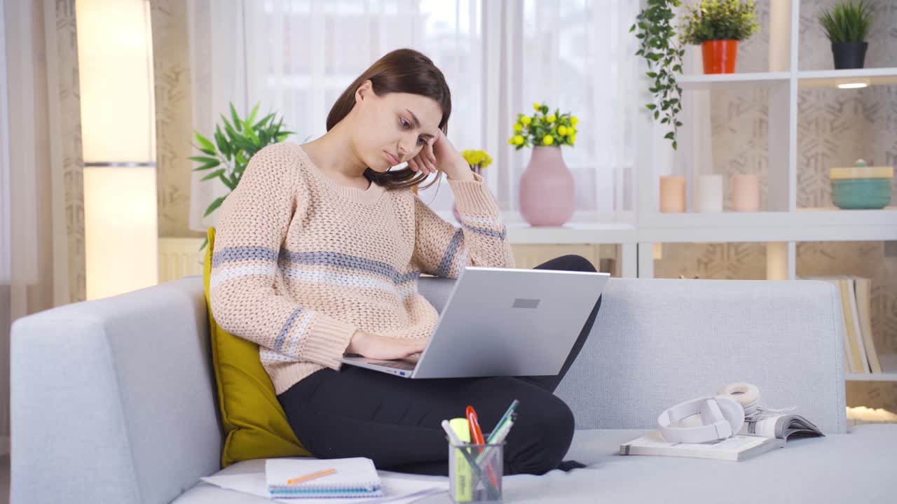 불행하고 지친 성인 십대 여학생이 집에 앉아서 수업에 집중할 수 없습니다.