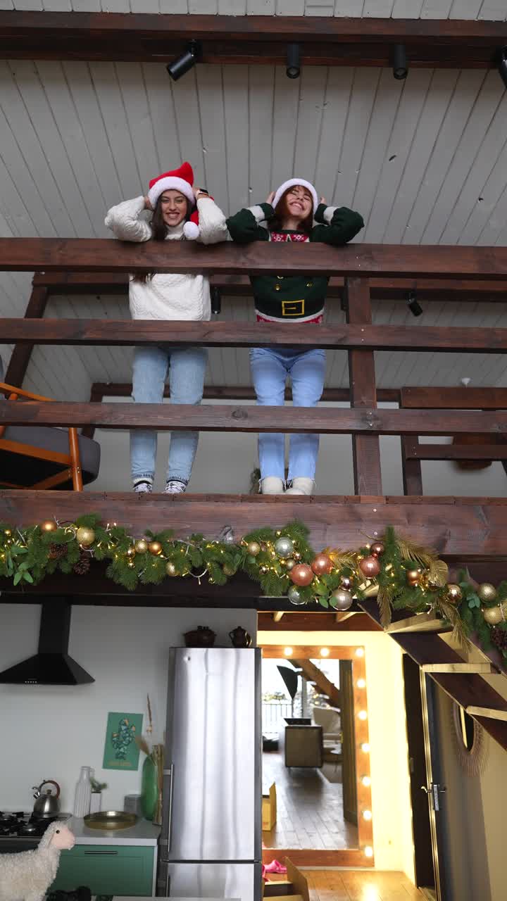 chicas celebrando navidad en un ático