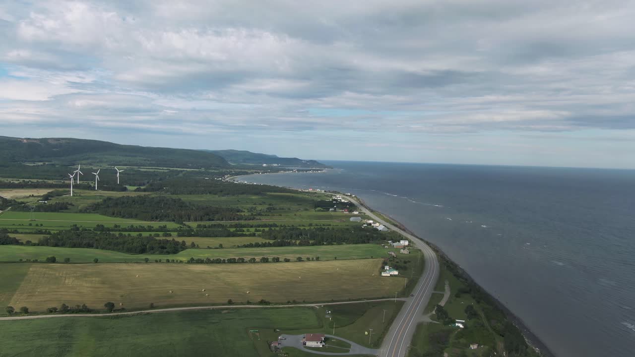 turbinas de viento y paisaje cerca del río st laurent quebec