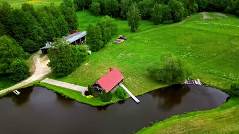 Orbitalblick-Auf-Ein-Abgeschiedenes-Ferienhaus-Am-Seeufer-Im-Wald