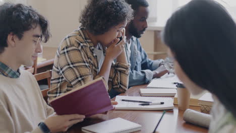 estudiantes que estudian en una biblioteca