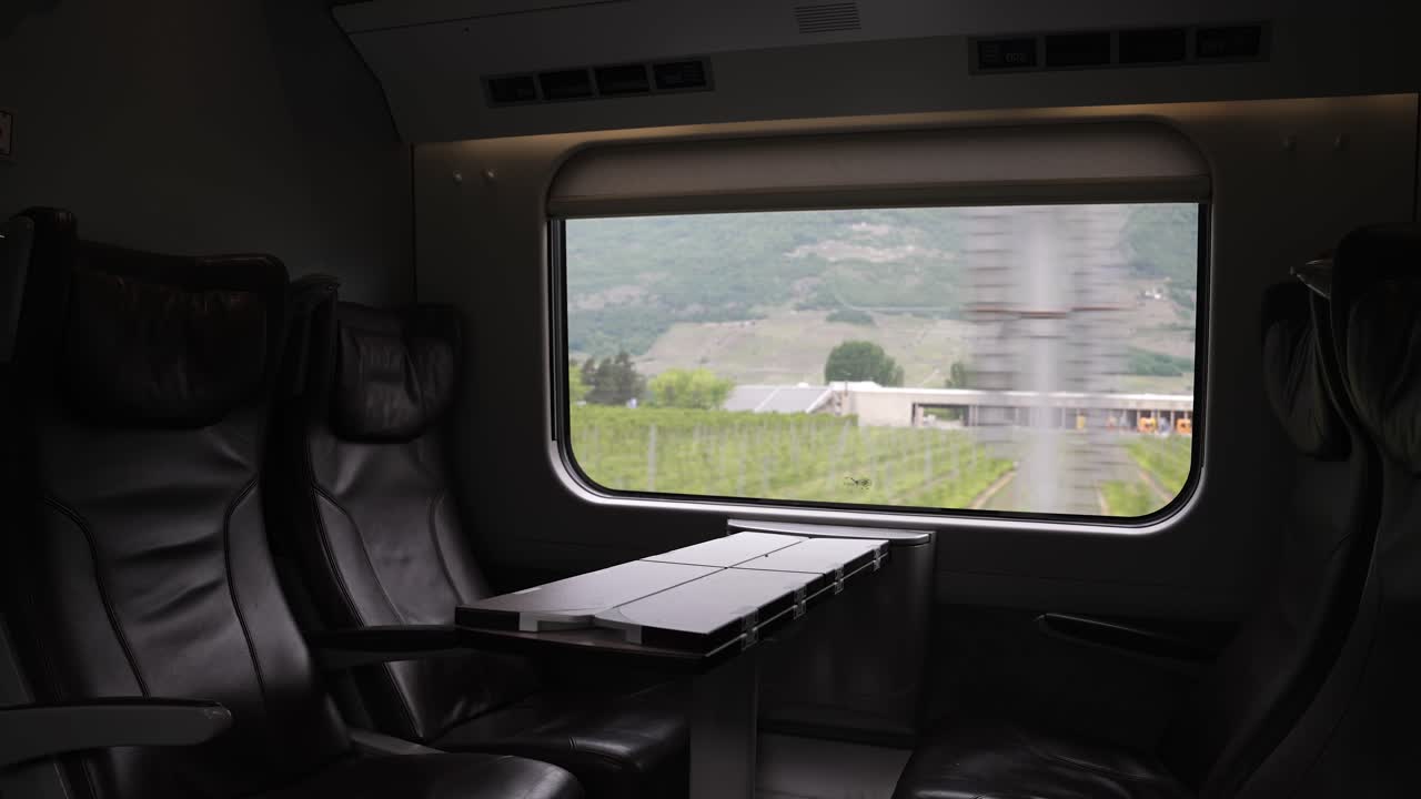 asientos vacíos de clase ejecutiva - viajando por suiza en tren a través de paisajes pintorescos.