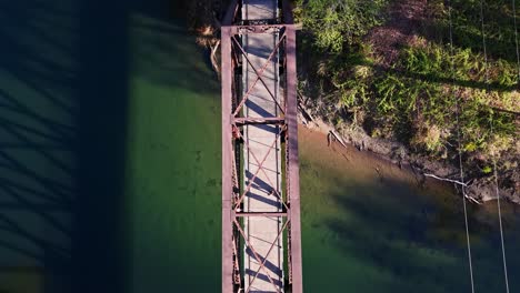 Wunderschöne-Vogelperspektive-Der-Brücke-über-Den-Snoqualmie-Middle-Fork-River-In-North-Bend,-Bundesstaat-Washington