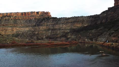 Drohnenvideo-über-Dem-Colorado-River-Mit-Colorado-Butte-Im-Hintergrund