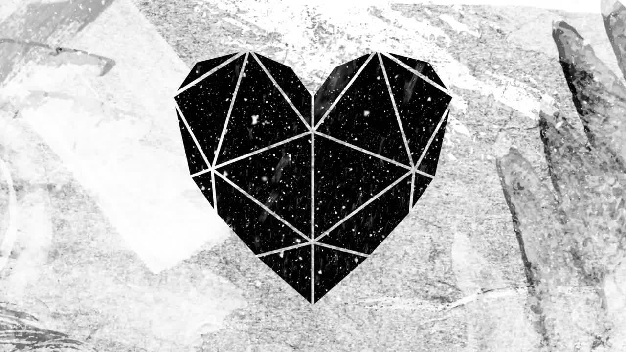 corazón facetado contra un fondo gris con textura