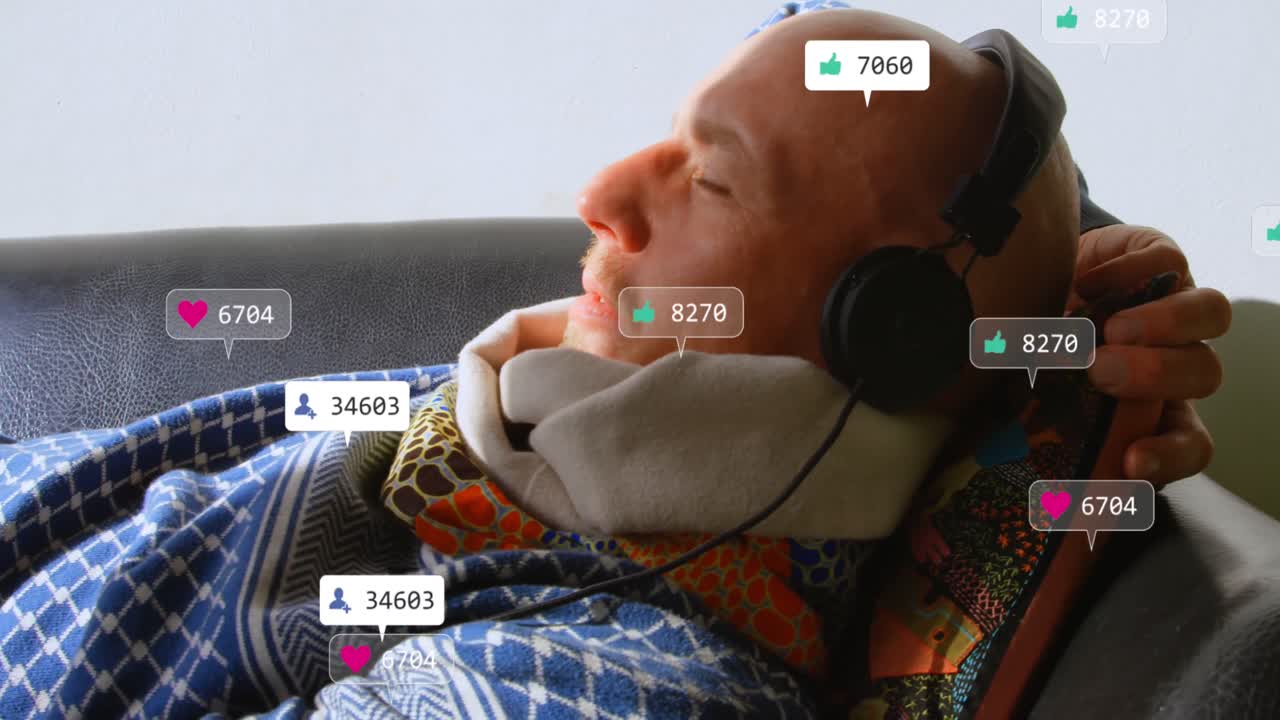 animación de iconos de las redes sociales sobre un hombre caucásico con auriculares tendido en el sofá en casa.