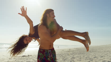 pareja divirtiéndose en la playa 4k