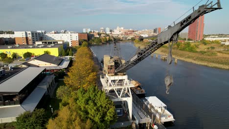 Filmischer-Drohnenvorstoß-Am-Flussufer-Von-Wilmington,-Delaware,-Mit-Dramatischem-Überflug-Des-Legendären-Historischen-Krans