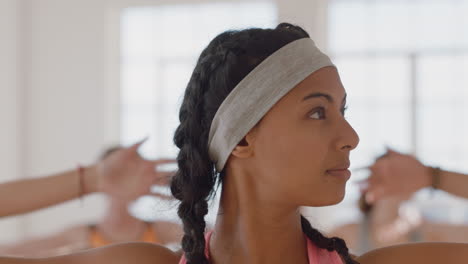 Retrato-Hermosa-Joven-Mujer-De-Raza-Mixta-Haciendo-Ejercicio-En-Clase-De-Yoga-Practicando-Pose-De-Oración-Disfrutando-Del-Entrenamiento-Físico-En-Grupo