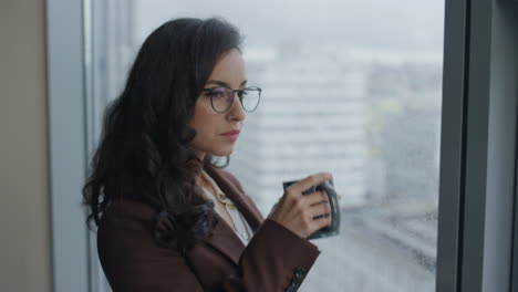 La-Directora-Disfruta-De-Un-Café-Parada-En-El-Primer-Plano-De-La-Ventana-De-La-Oficina.-Mujer-Bebiendo.