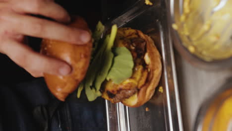 preparando una deliciosa hamburguesa con lechuga fresca
