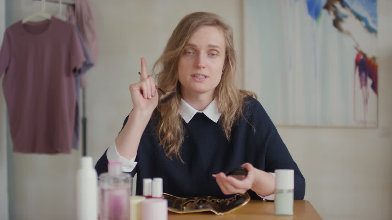 메이크업 튜토리얼을 적용하는 여성