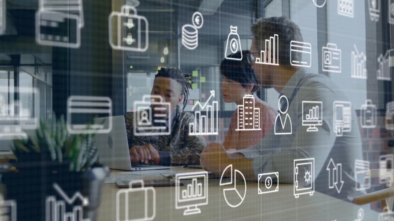 animación de múltiples iconos sobre diversos compañeros de trabajo que comparten ideas en la oficina