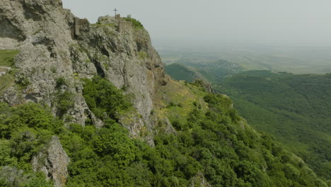 Toma-De-Drones-De-Dos-Cruces-Cristianas-Ubicadas-En-Las-Ruinas-De-La-Fortaleza-De-Azeula