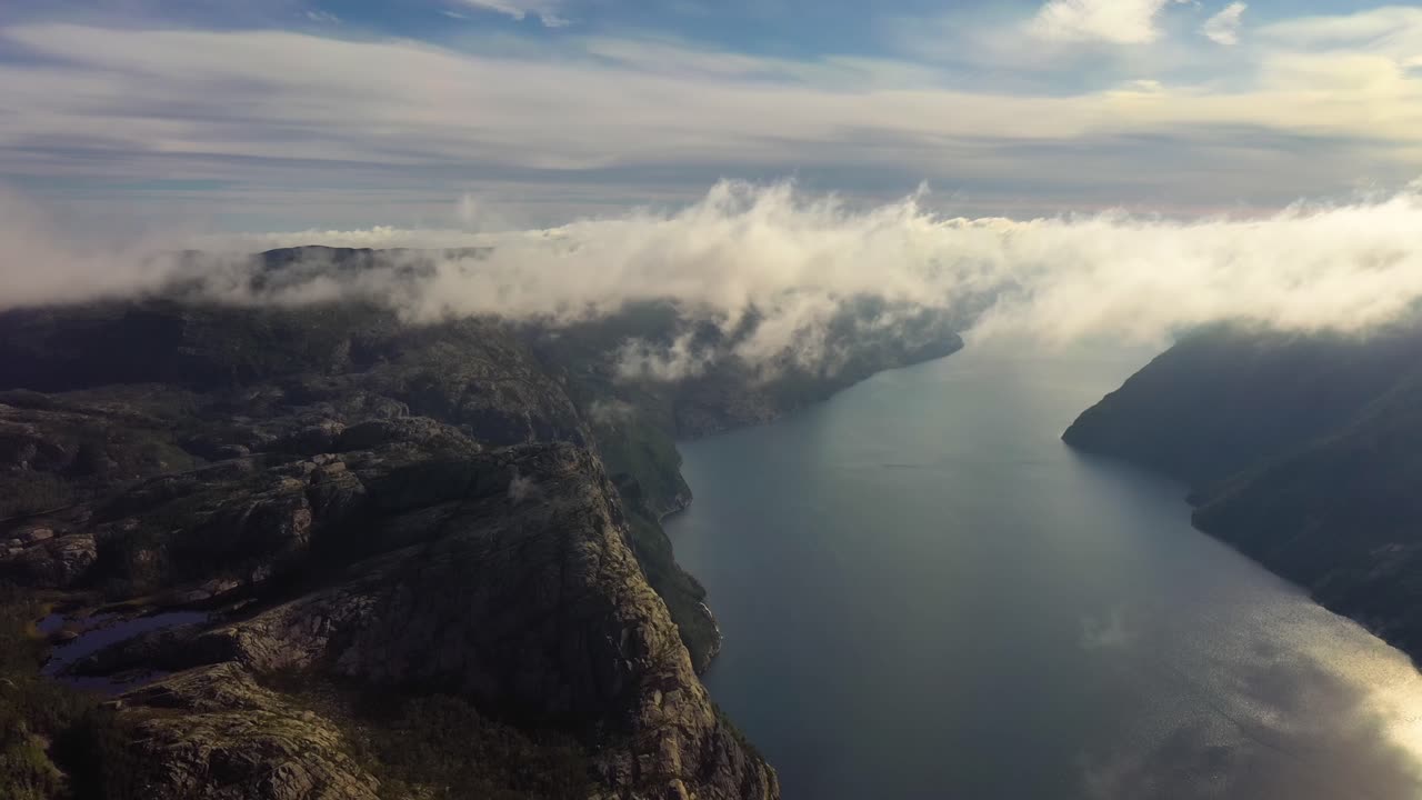 imágenes aéreas de la hermosa naturaleza de noruega sobre las nubes.