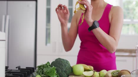 de las manos de una mujer asiática preparando batido en la cocina