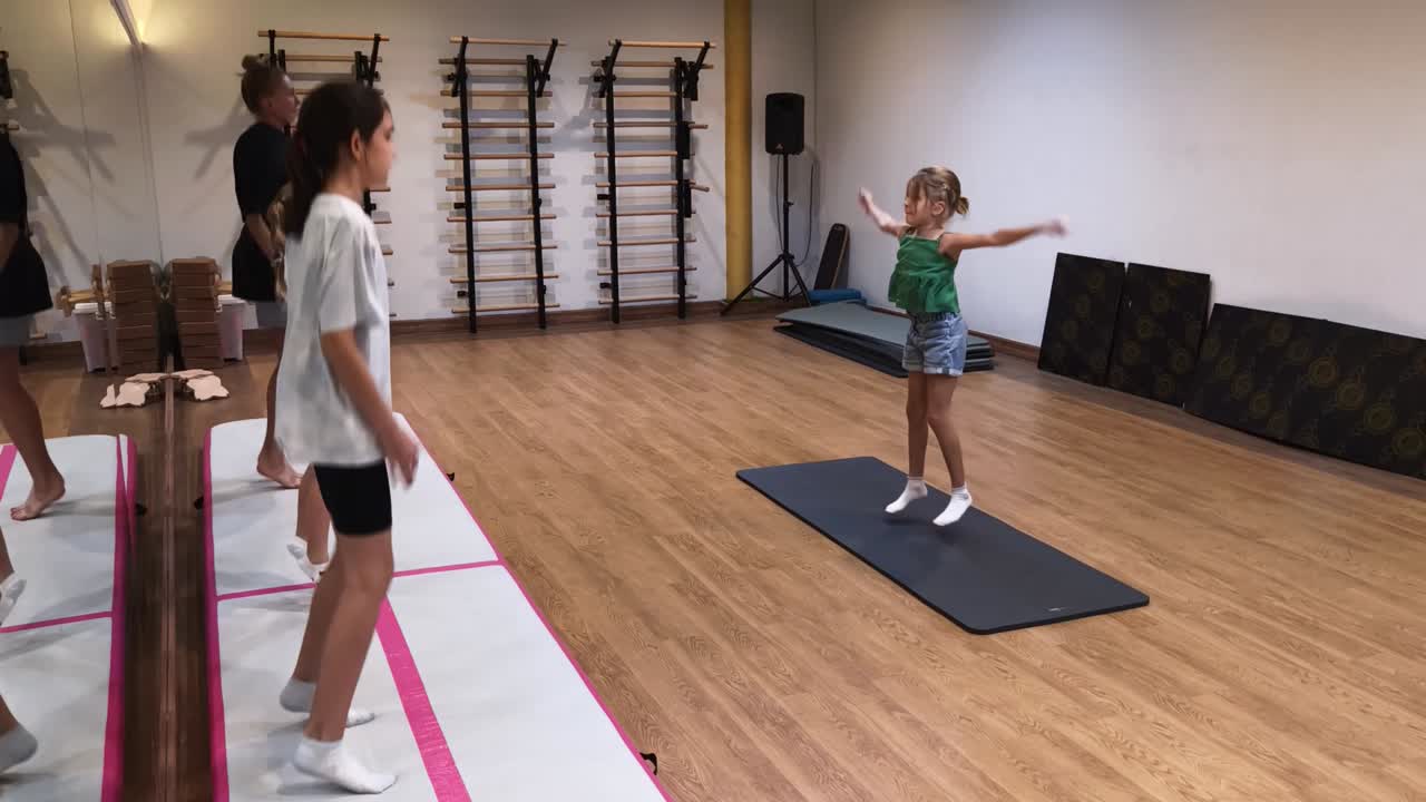 chicas practicando gimnasia o baile en un estudio
