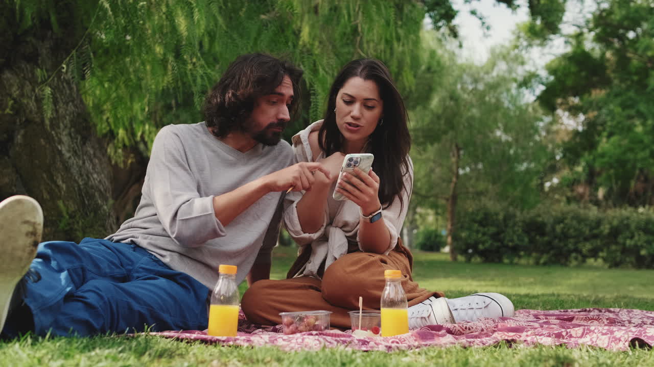 Coppia che fa un picnic nel parco